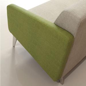 Sillón de cuero con patrones de tela 