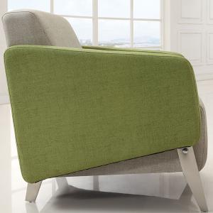 Sillón de cuero con patrones de tela 